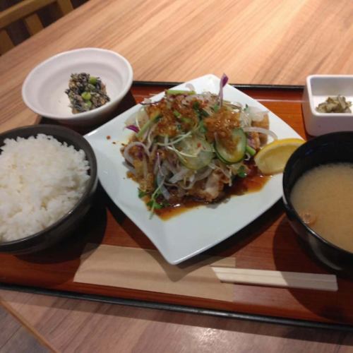 オホーツクの恵み内幸町店
店長の木村です。
今週の日替わり
油淋鶏定食
税込1100円です。
たっぷり香味野菜と自家製油淋ソースと山椒唐辛子掛け♪オススメランチです。
数量限定です。お待ちしてます♪
#内幸町ランチ #新橋昼飲み #油淋鶏