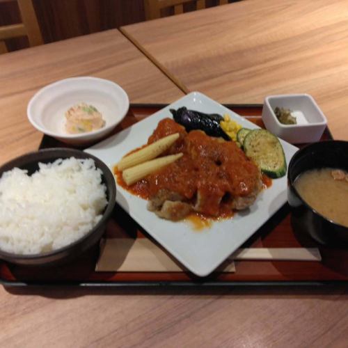 オホーツクの恵み内幸町店
店長の木村です。
今週の日替わり
若鶏ソテートマトカレーソース定食
税込1100円です。
夏野菜三種添え♪
オススメランチです。
数量限定です。お待ちしてます♪
#内幸町ランチ #新橋昼飲み #トマトカレー