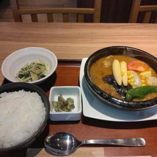 オホーツクの恵み内幸町店
店長の木村です。
今週の日替わり
北海道スープカレー定食
税込1100円です。
若鶏と五種の夏野菜入り♪
オススメランチです。
数量限定です。お待ちしてます♪
#内幸町ランチ #新橋昼飲み #スープカレー