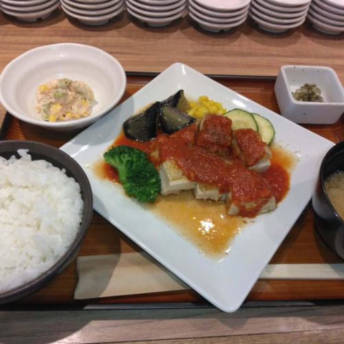 オホーツクの恵み内幸町店
店長の木村です。
今週の日替わり
若鶏ソテートマトソテー　掛け定食
税込1100円です。
揚げ茄子  ブロッコリー添え♪
オススメランチです。
数量限定です。お待ちしてます♪
#内幸町ランチ #新橋昼飲み #トマトソテー