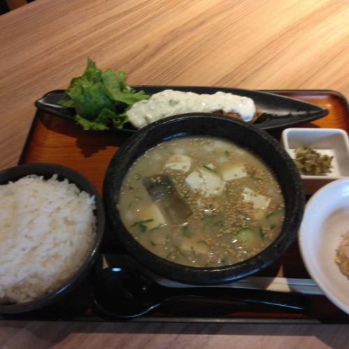 オホーツクの恵み内幸町店
店長の木村です。
今週の日替わり
冷汁とチキン南蛮タルタル定食
税込1100円です。
魚粉・ゴマ香る冷汁♪
オススメランチです。
数量限定です。お待ちしてます♪
#内幸町ランチ #新橋昼飲み #冷汁