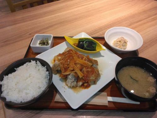 鄂霍次克祝福内幸町店
我是店长木村。
本周每日特价
蘑菇番茄酱炒童子鸡套餐
价格为含税1,100日元。
正是秋天!快来享受秋天的美味吧!
这是值得推荐的午餐。
数量有限。我们期待您的光临♪
#内幸町午餐#新桥午餐饮料#番茄酱