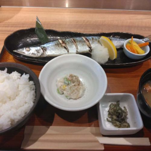 Okhotsk Blessings Uchisaiwaicho Store
I'm the store manager, Kimura.
This week's daily specials
Grilled salted saury set meal
The price is 1,100 yen including tax.
Now is the season! Enjoy the taste of autumn!
This is a recommended lunch.
Limited quantity.We are waiting for you ♪
#Uchisaiwaicho Lunch #Shinbashi Lunch Drinks #Grilled Salt-Grilled Pacific Saury