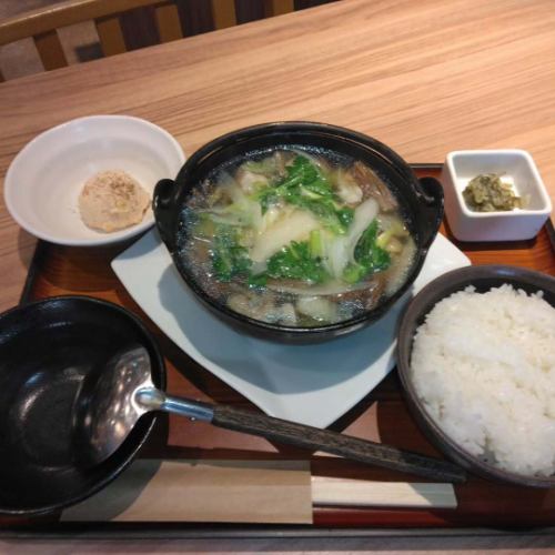 オホーツクの恵み内幸町店
店長の木村です。
今週の日替わり
自家製つくねと若鶏のちゃんこ鍋定食
税込1100円です。
つくねと若鶏とはくさいと茸と豆腐と葱を特製スープで煮込みました。お楽しみ下さい！
オススメランチです。
数量限定です。お待ちしてます♪
#内幸町ランチ #新橋昼飲み #ちゃんこ鍋