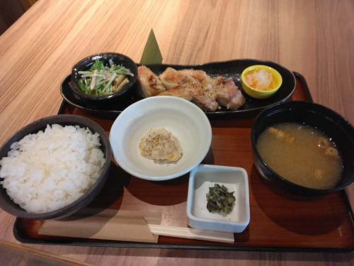 오호츠크의 은혜 우치유키초점
점장의 키무라입니다.
이번 주 일일
어린 닭 소금 누룩 구이 정식
몸의 부드러운 젊은 닭을 소금 누룩 구이에 했습니다.
무, 인삼, 나스, 미즈나의 담그기
부가세 포함 1100엔입니다.
즐기세요!
추천 점심입니다.
수량 한정입니다.기다리고 있습니다♪
#우치유키초 점심 #신바시 점심 마시기 #시오코코야키