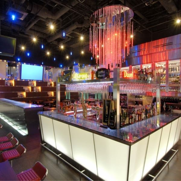 A little-known bar for adults, illuminated by neon lights and lights ♪ You can also stand and drink at the bar counter ◎ Of course, you can relax and drink with a few people around the table! There is also a terrace seat with a feeling of openness ◎