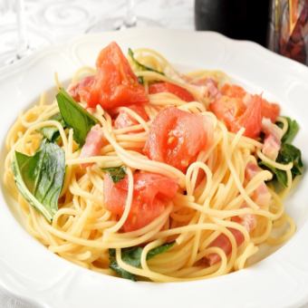 Spaghetti with fresh tomatoes, thick-sliced bacon and basil