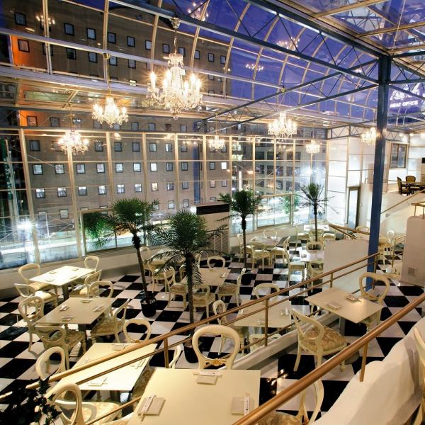 The "garden" space, whose ceiling is entirely made of glass, is more like an indoor space than an indoor space.The sun shines warmly during the day, and at night you can enjoy your meal under the glittering chandeliers and starry sky.It is also possible to use it as a charter for groups ♪