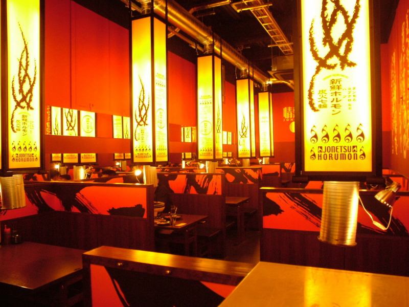 The rugged smoke exhaust duct is also surrounded by stylish paper lanterns to create a bright and warm atmosphere.Tables and tatami mat seats are available.*Photos are of affiliated stores