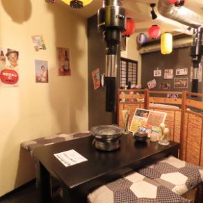 本店的餐桌座位具有怀旧的室内装潢，为您提供舒适的空间。这里也是与朋友或同事一起享用小酌的好地方。此外，每个座位都配有换气扇，因此您可以放心享受旅程，而不必担心衣服发臭。请您前来享受轻松的时光。