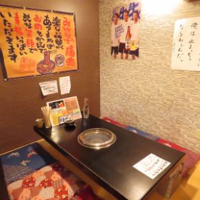 我们的餐厅提供高架榻榻米座位，您可以在这里脱掉鞋子并放松身心。您可以在宽敞的氛围中放松并享用美味的肉类和内脏。何不与好友一起度过一段舒适的时光，或享受女孩们的肉食之夜？