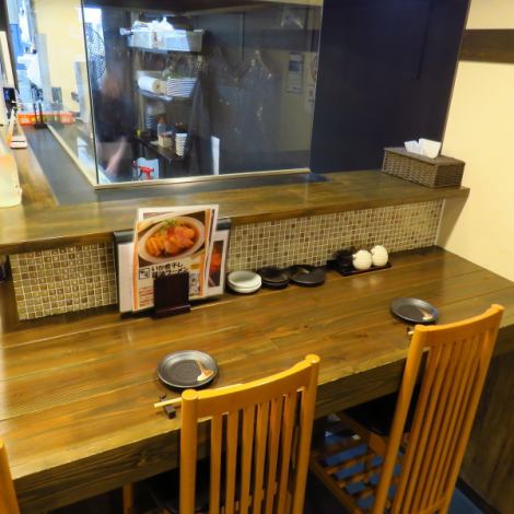 The counter seats, which are ideal for singles and couples, are special seats where you can see fresh meat being baked with high-temperature Bincho charcoal! You can also enjoy sake while watching the finished food.