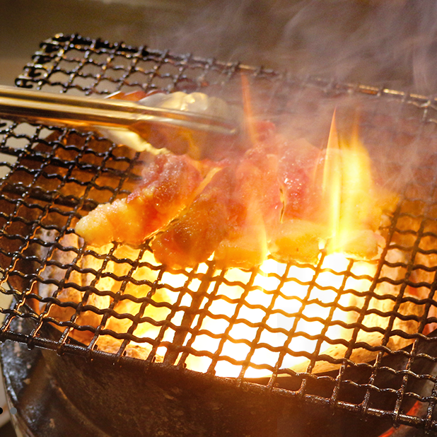 我们为我们的烤鸡肉串感到自豪！享受我们引以为傲的用备长炭高温烤制的鸡肉菜肴和正宗的水烧