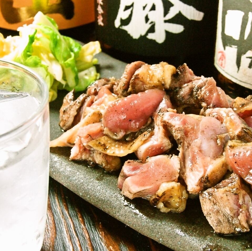 Jidori-ya的烤雞肉串是用炭火烤的走地雞肉製成的，脂肪含量恰到好處，嚼勁十足。
