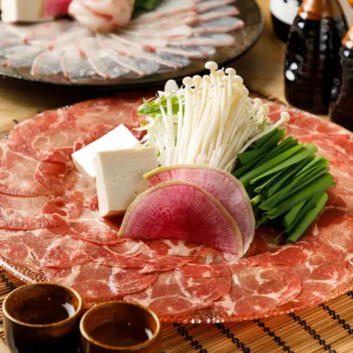 來看看海鮮、餃子、內臟和無限暢飲吧！