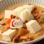 自家製のもつ煮込みや焼き餃子など、お酒が進む一品の数々