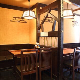 茶色で統一された店内は、テーブル席が多数ございます。