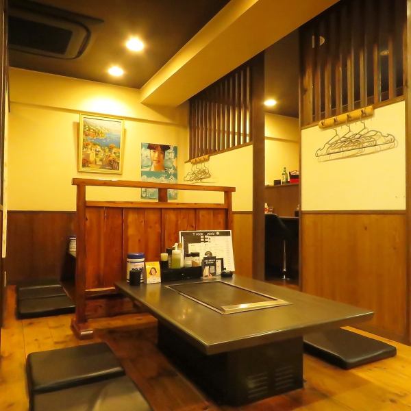 周りを気にせず食事ができる6名様用の半個室は、ファミリーでの利用や、少人数の宴会、特別な日のお食事にもぴったり。程よいプライベート感があり、ゆったりとした時間を過ごせます。鉄板を囲んで楽しむ料理がより特別に感じられ、家族の集まりや友人同士の利用にも人気の落ち着いた空間です。