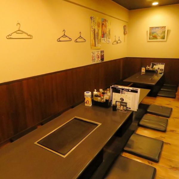 足を伸ばしてくつろげる掘りごたつ席は、普段使いはもちろん、男女グループでの集まりにも使いやすい人気の席。地元の方からも「落ち着く」と評判で、長時間でもゆったり過ごせる心地よさが魅力です。鉄板を囲むと自然と会話が弾み、家族や友人同士での利用にぴったりの温かみある空間です。