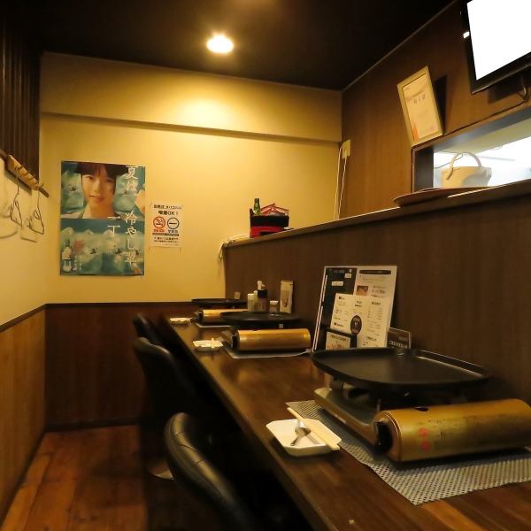 カウンター席は、一人のみで気軽に寄りたい時や、距離が近いデートにも使いやすい落ち着いた空間。鉄板の音や香りを間近に感じられ、サクッと食べたい日にもぴったりです。自分のペースで楽しめるため普段使いもしやすく、大人数とはまた違った、静かで心地よい時間を過ごせる人気の席です。