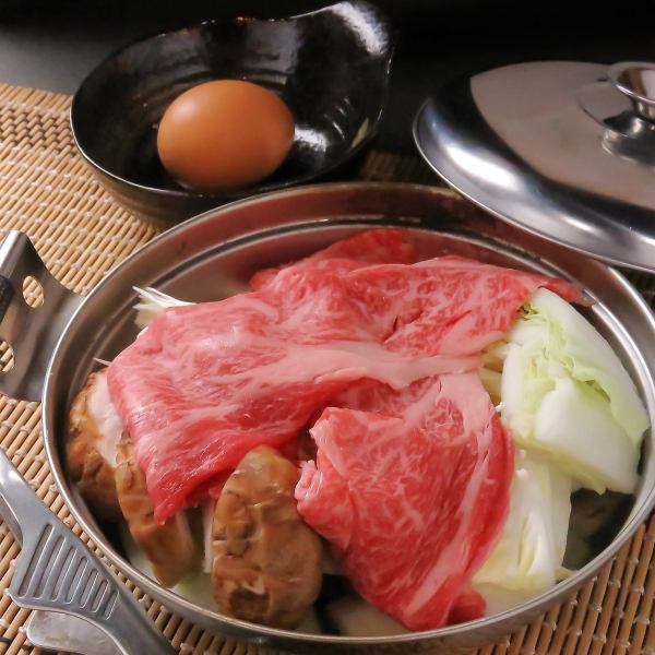 甘辛だれが食欲をそそる、香ばしく焼き上げる【鉄板すき焼き】