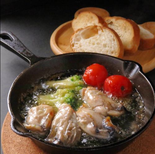 熱々が嬉しい！鉄板で香り立つこげまる自慢のアヒージョ