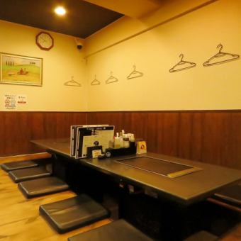 4名様用の掘りごたつ席は、少人数での飲み会や食事にちょうど良いサイズ感。もんじゃや鉄板焼きを囲みながら、気軽に楽しめる席です。