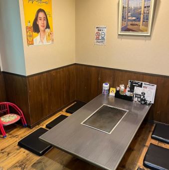 2～4名様向けの座敷席は、靴を脱いでゆったり過ごせるのが魅力。普段使いの食事やファミリー利用にも向いており、リラックスした時間を楽しめます。