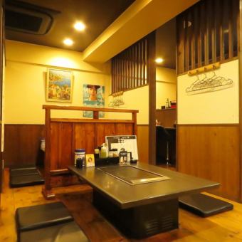 周囲を気にせず過ごせる半個室席は、6名様まで対応が2卓。友人同士の集まりや小規模な宴会、家族での食事にも使いやすい落ち着いた空間です。