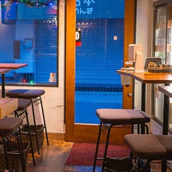 《親密で和やかな雰囲気》店内は、和気あいあいとしたカジュアルな雰囲気が漂っています。スタッフとの交流を通じて、温かく居心地の良い空間を提供することを目指しています。古くからの友人との再会はもちろん、新しい友達を作るのにも最適な場所◎リラックスした雰囲気の中で、思い出に残るひとときをお過ごしください♪