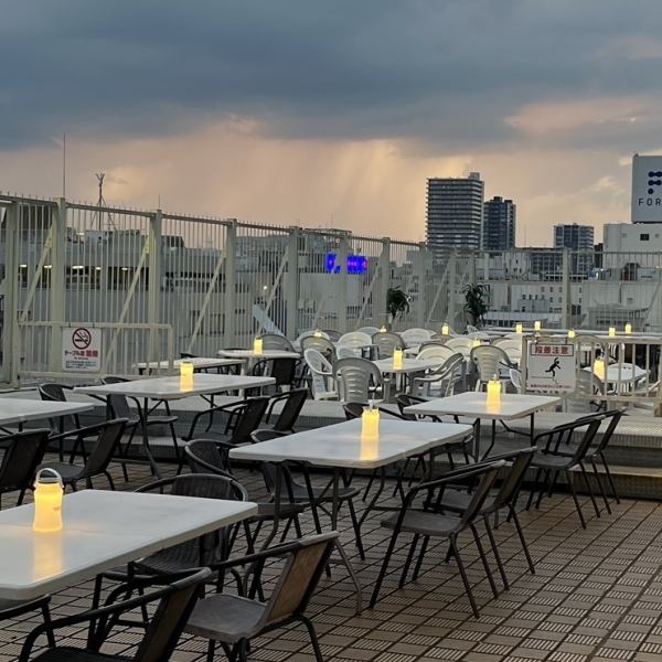 美味しい料理と共に、開放的な屋上で贅沢なひとときを過ごしませんか？屋上で楽しむ、最高のビアガーデン！都会の喧騒を忘れ、開放感溢れる屋上で美味しいお酒を楽しめます！夜空を仰ぎながら友人との語らいにもぴったりです★心地よい風とともに、最高の雰囲気で思い出を作りましょう♪