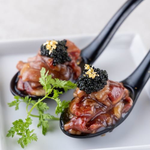 【生海膽x烤肉壽司】、【三文魚子x烤肉壽司】、【魚子醬x金箔x日本牛肉yukhoe】等創意日式料理非常美味。