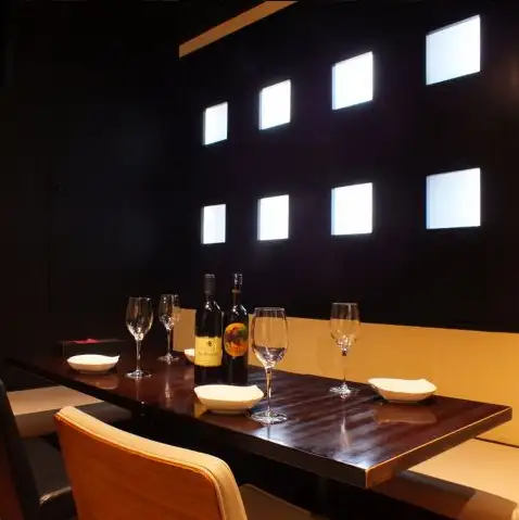 ゆったりとした落ち着いた雰囲気ある店内。お一人様はカウンターで♪大人数は二階席で♪ご予約はパパスバル月島店050-5281-6666まで。