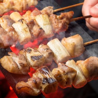 【午餐限定無限量套餐】新鮮屠宰的本地雞炭火烤雞肉串等8道菜無限量享用 + 3小時無限量暢飲 4,000日元 ⇒ 2,950日元