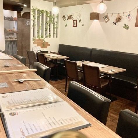 アットホームなお洒落な店内には、カウンター席・テーブル席をご用意しております。ご家族やご友人との普段のご利用はもちろん、恋人とのデートなど多彩なシーンでご利用ください。