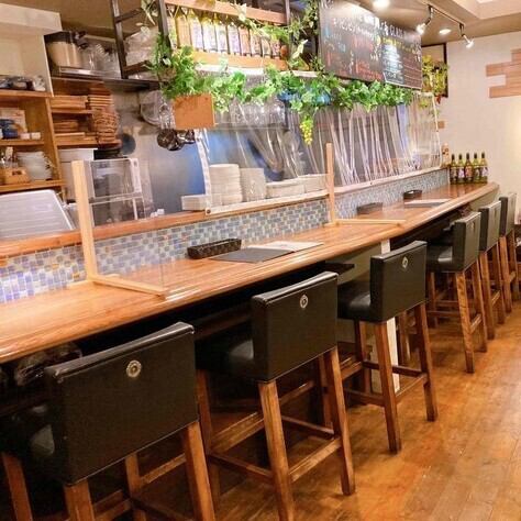 ゆったりとしたカウンター席は、おひとり様のご来店も大歓迎です！キッチンが一望できる創りになっていますので、シェフが手掛けるお料理を眺めながらお食事を楽しんではいかがでしょうか♪