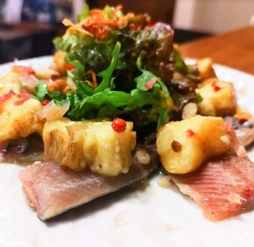 7月のおすすめメニューより《鰯と焼き茄子のサラダ仕立て》