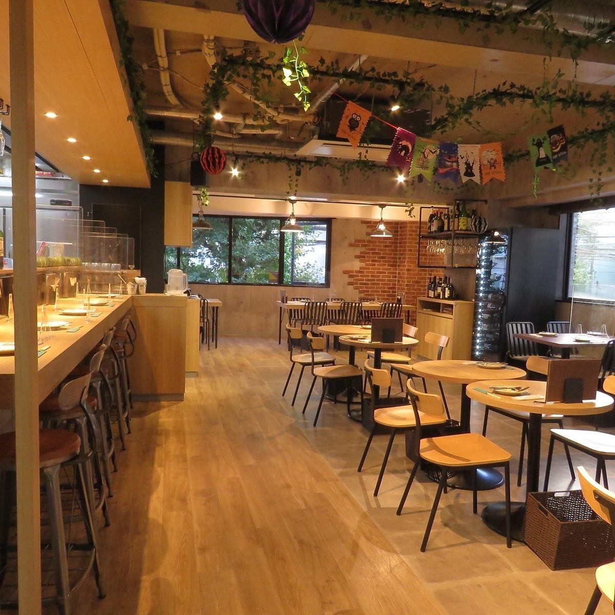 お洒落な開放感のある店内でランチはいかがでしょうか。