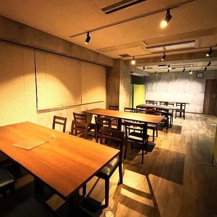 【秘密の半個室フロア】15～20名様までご利用できる半個室は気兼ねなく会話や食事がお楽しみいただけます♪フロアをつなげた30～60名様の貸切もOK。日常使いはもちろん、歓送迎会、懇親会、記念日のお祝いなどに、楽しくて素敵なひと時を柴田屋酒店本店2Fではお過ごしいただけます！