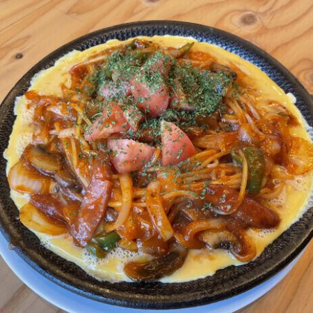 ふわとろ玉子で具沢山 焼きナポリタン