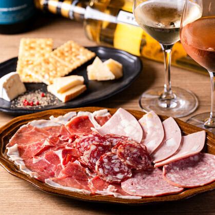 50種以上の厳選ワインを飲み比べできる酒屋直営店です