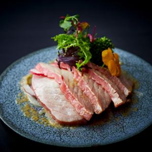 マグロの炙り焼き　旬野菜添え(70g)