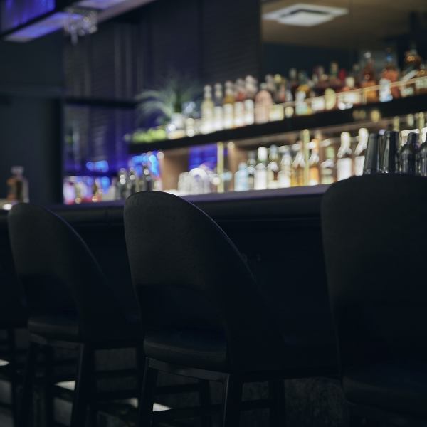 バー併設。カウンターやソファ席約20席。シックな内装と照明が、大人のための上質な空間を演出し、お酒を楽しむのに最適。カクテルやワインの品揃えが豊富◎お気軽に立ち寄って、至福のひとときをお過ごしください。