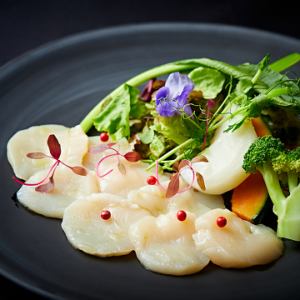 돛립 조개 기둥의 카르파치오 스모크의 향기와 오사카산 야채의 에츄베(찜 삶은)