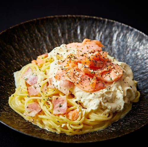 훈제 연어와 베이컨 크림 파스타 크림 소스 에스푸마