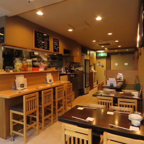 <p>【和気あいあいと楽しい時間をお過ごしいただけます】ゆったりと落ち着いた雰囲気の木目調の店内には、お一人様からお寛ぎいただけるカウンター席、人数によって柔軟にご利用いただけるテーブル席、～6名様のボックス席など様々な席タイプをご用意しております。うまい肴と酒を囲んで、楽しい時間をお過ごしください♪</p>
