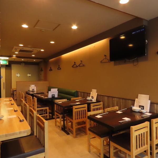 【お仕事終わりの飲み会からご宴会まで、幅広いシーンで】お一人様から団体まで、サク飲み利用から飲み放題まで、人数やシーンを問わずご利用いただける気軽な居酒屋”肴と酒晴々”。会社宴会・お仕事終わりの飲み会・会食・一人飲み...など、多彩なシーンでご利用いただけます◎