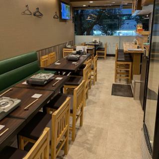 【テーブル席：4名様×2卓／2名様×1卓】