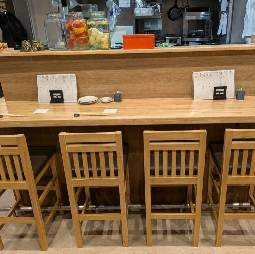【カウンター席：4席】