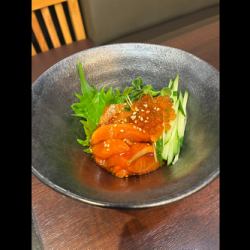 サーモンユッケイクラのせ